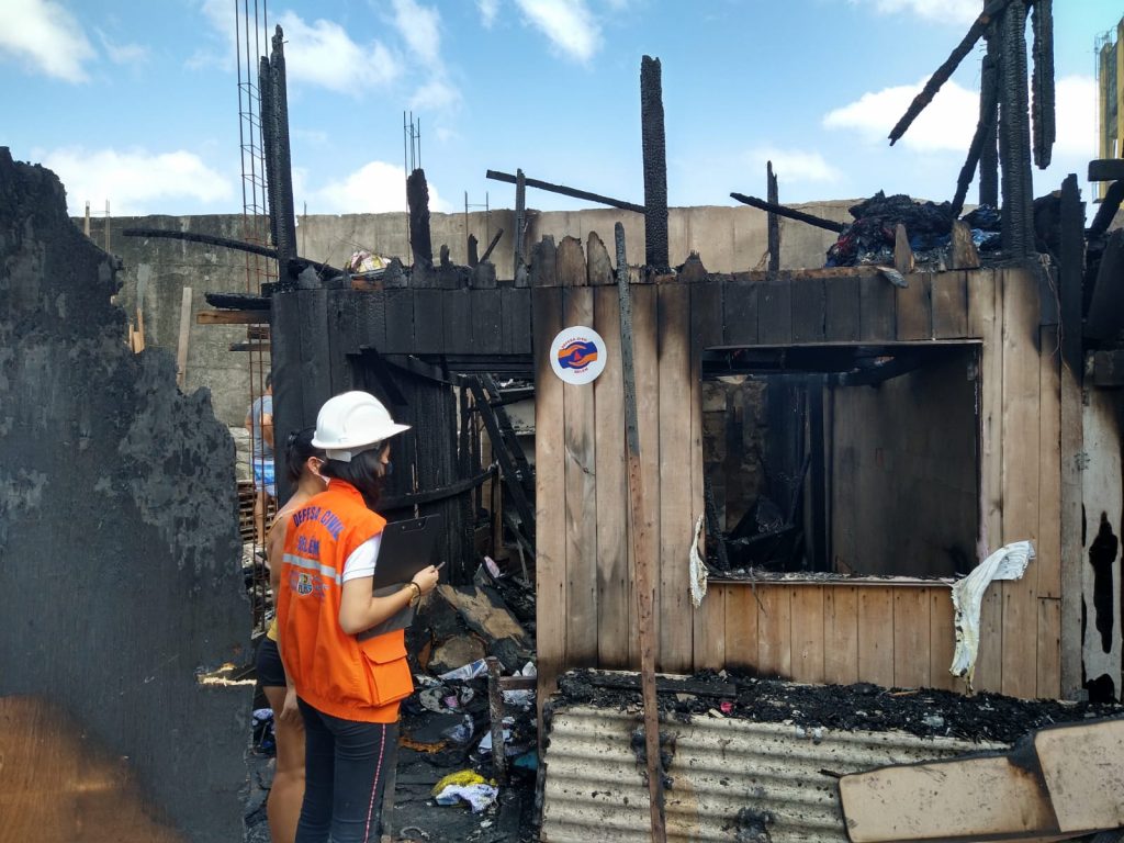 A Defesa Civil realizou a vistoria técnica nos três imóveis atingidos pelas chamas.