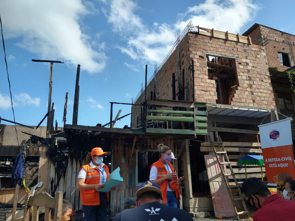Para ajudar as famílias atingidas pelo fogo, a Comissão de Defesa Civil de Belém deu início a uma campanha de arrecadação de donativos.